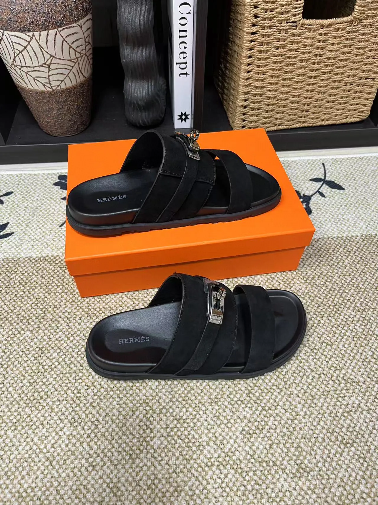 P300 Hermes men's Kazimir slippers - top-quality woven calfskin functional sandals with interwoven uppers inspired by the "H" iconic pattern to create a casual look, perfect for summer. Imported cowhide + cowhide lining + TUP outsole Size: 36-46 couple model
